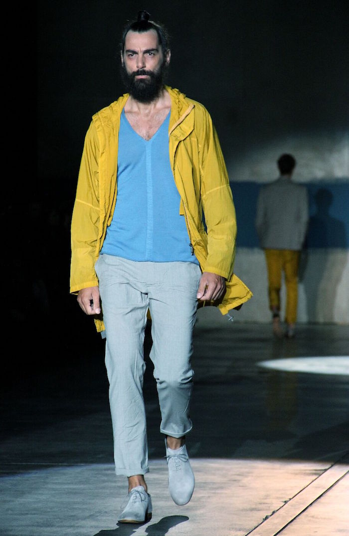 tenue casual sport chic pour homme avec coupe vent jaune et pantalon gris iceberg