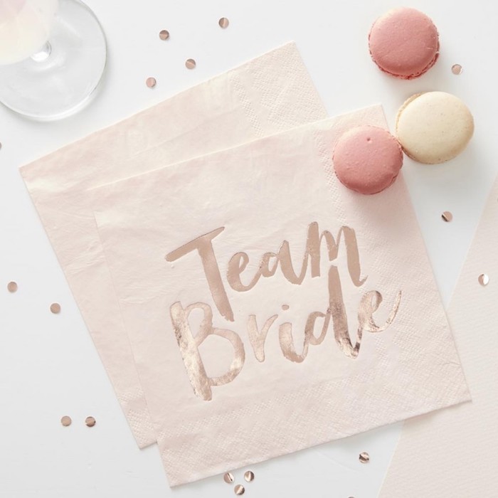 idée-enterrement-de-vie-de-jeune-fille-idee-original-jeux-evjf-maison-chic-déco-macarons-servillettes-rose-gold-equipe-mariée Week end enterrement de vie de jeune fille idee d enterrement de vie de jeune fille macarons serviettes personnalisés