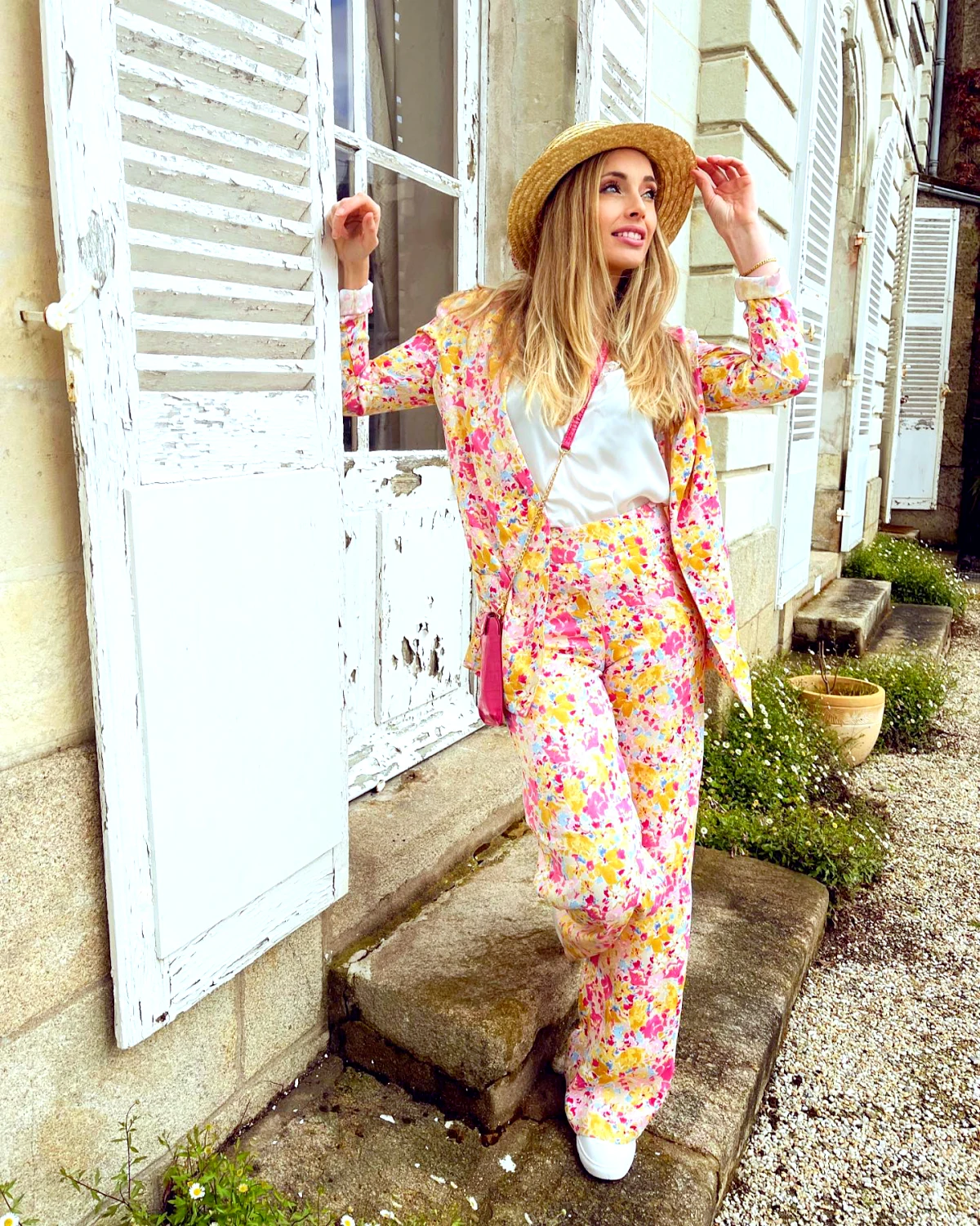 idee de tenue guinguette en pantalon et top fleuri dans les tons pastels