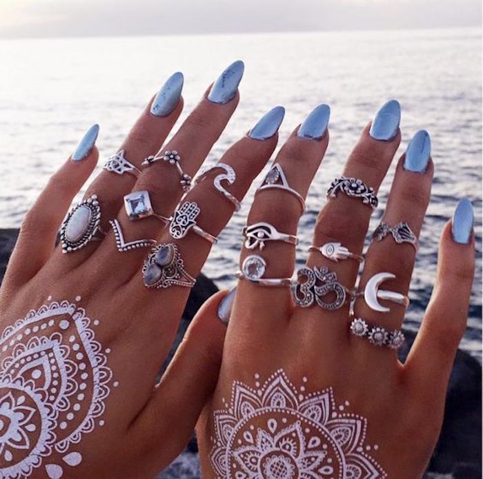 Beau modèle ongle en gel, idée manucure gel pour ongle belle, femme beauté, belles mains, bleu marine pour aller au bord de la mer, mains avec tatouage henné blanc