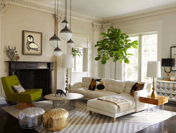 Déco salon cocooning tapis à motif géométrique blanc et gris décorer son salon comment décorer son salon grande plante verte