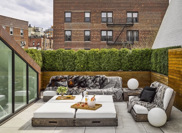 l'aménagement d'un toit-terrasse moderne avec un brise vue vegetal qui préserve l'intimité du lieux tout en constituant un havre de paix 