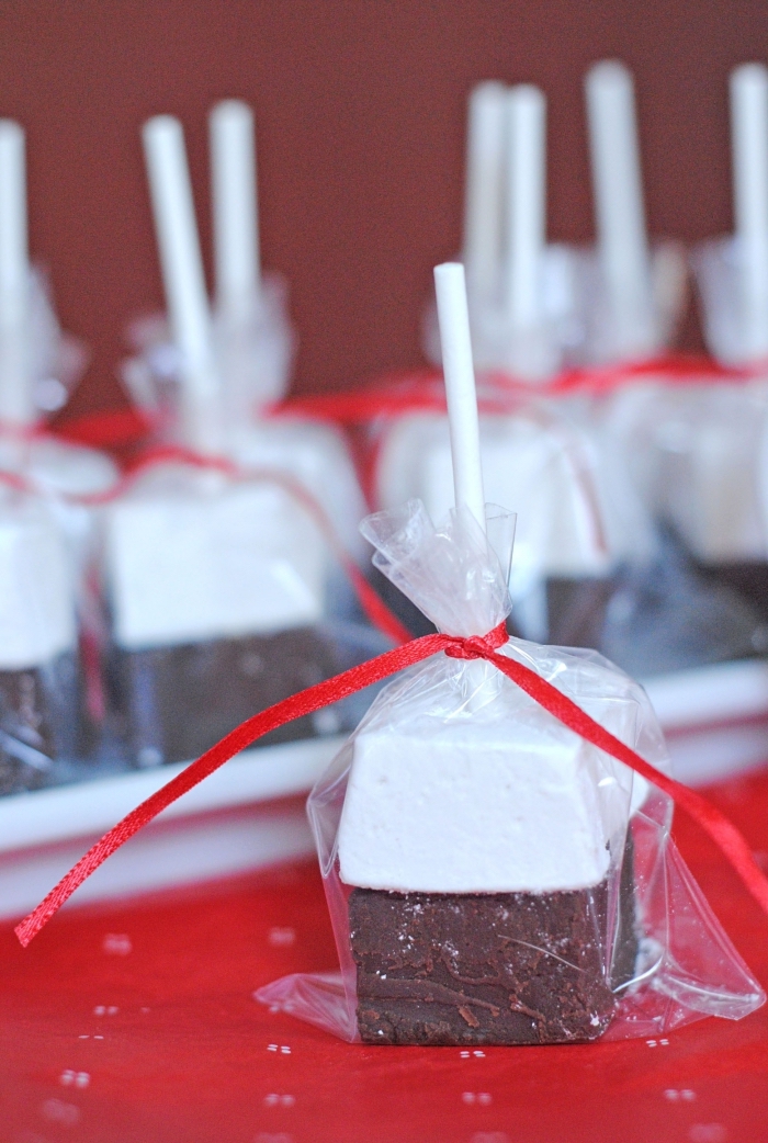 idée cadeau invité mariage original de kit de chocolat chaud, ruban rouge, enveloppe