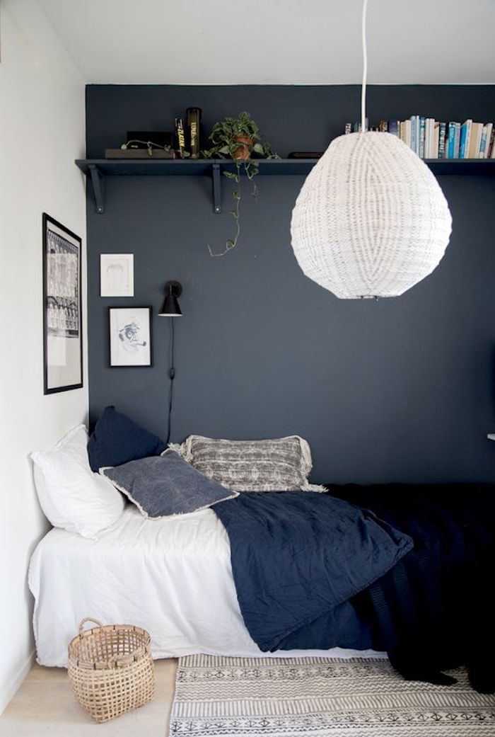 Déco petite chambre adulte, deco chambre adulte étroite, décoration de chambre cosy mur gris et lit bien aménagé