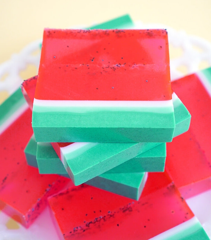fabrication du savon en forme de pasteque avec une couche verte, blanche et rouge et des graines