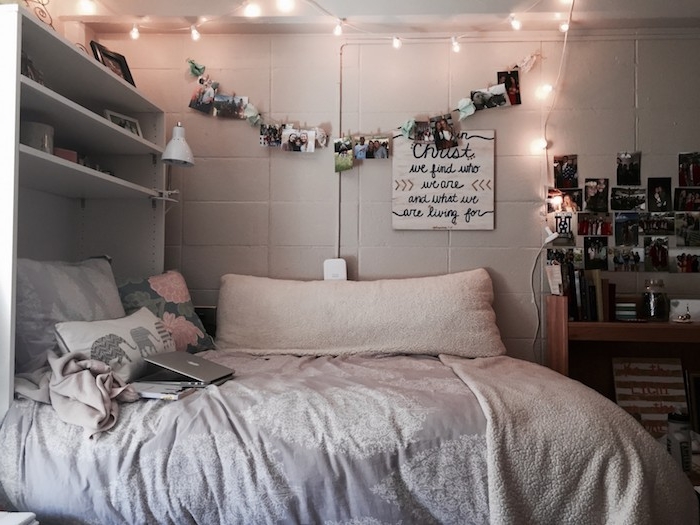 Guirlande lumineuse et une guirlande de photos, déco murale tumblr inspirée, idee deco chambre adulte, amenagement petite chambre tendance