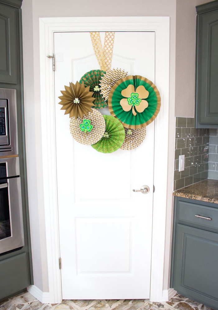decoration de porte pour le jour de saint patrick en marron et vert, cuisine en gris et blanc moderne