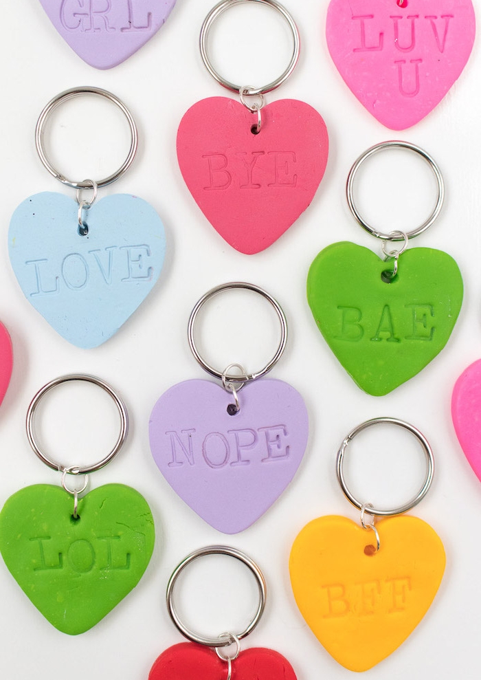 porte clé en pate fimo en forme de coeur avec des lettres empreintes dessus, cadeau pour soeur ou meilleure amie a faire soi meme