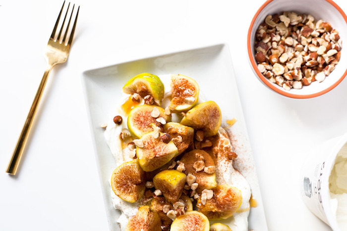 yaourt grec aux figues, noisettes, cannelles et miel manuka, petit déjeuner équilibré exemple simple