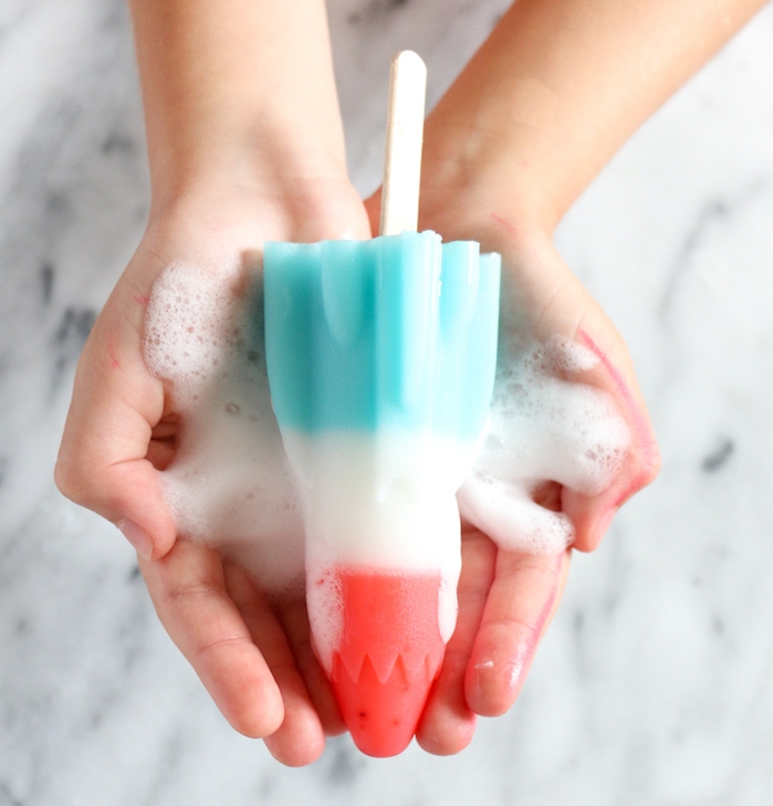 glace fusée arc en ciel de couleur bleue, blanche et rouge sur un batonent de glace, fabrication du savon simple