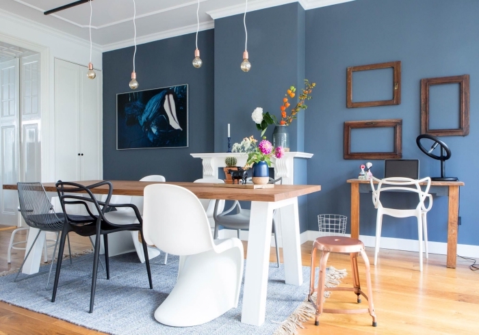 salon avec salle à manger qui associe le bleu, le blanc et le bois pour un style qui rappelle l'ambiance du salon scandinave
