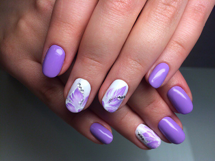 Choette idée de modele ongle nail art violet avec fleur dessin, deco ongle gel, photo ongle art, manucure photo belle