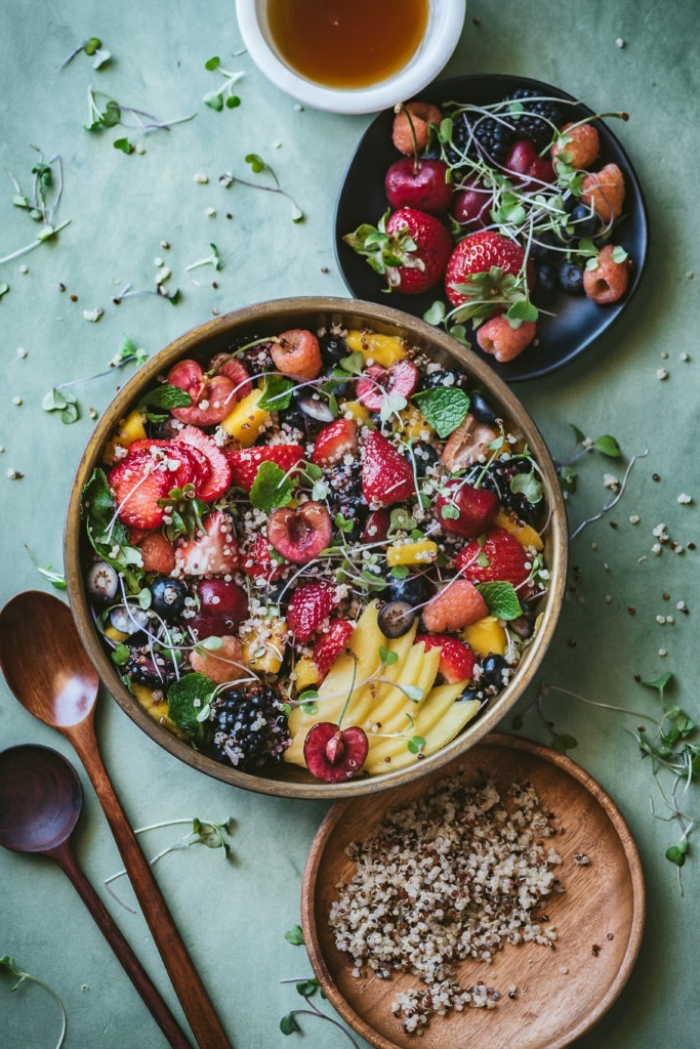idée pour un petit-déjeuner minceur de quinoa, fruits et micro greens, idéal pour pour commencer la journée de bon pied