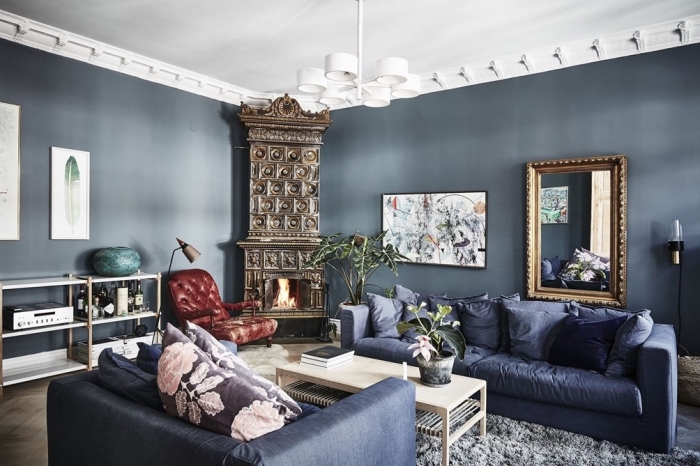 salon élégant et cozy en gris bleuté e et blanc avec canapé bleu marine