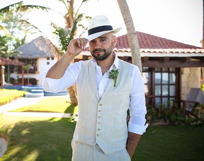 tenue pour assister à un mariage été décontracté chic avec costume beige et chapeau