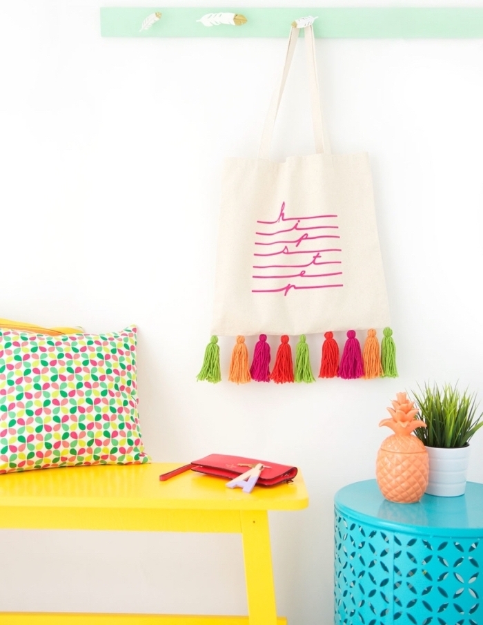 déco chambre ado avec objets personnalisés, modèle de sac à main diy avec tassels colorés, petite table ronde peinte en turquoise