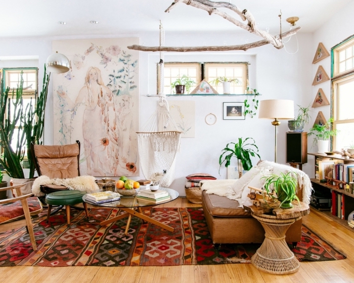 ambiance de style boho chic dans un salon aux murs blancs avec parquet de bois, modèle de tapis ethnique coloré