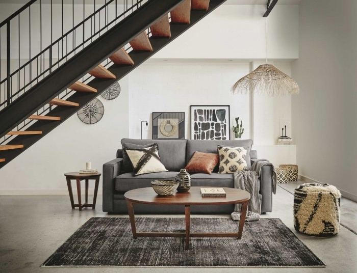 modèle d'escalier moderne de style industriel en bois et fer noir mate, accents tribaux dans un salon moderne