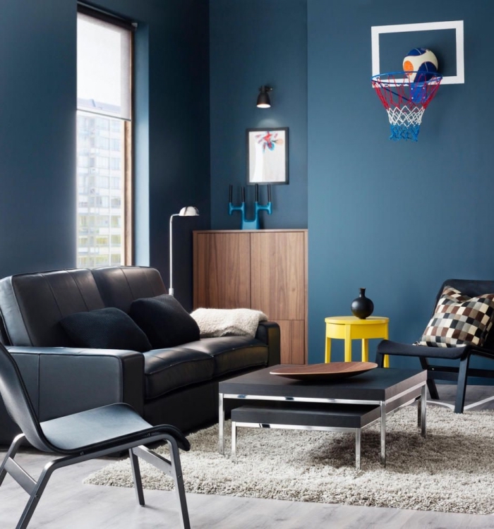 la luminosité de la peinture bleu canard des murs est mise en valeur par les touches de gris anthracite et les accents colorés