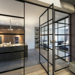 Osez la verrière industrielle de cuisine - une cloison au design transparent qui allie style et fonctionnalité