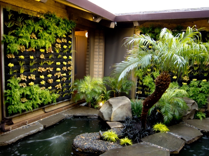 aménager un petit jardin zen dans sa cour intérieiure avec fontaine et mur végétal en sac poche de plantation