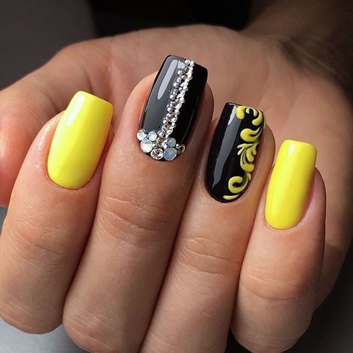 Dessin ongle fleurie, idee ongle pour femme, deco tendance été 2018, exemple deco ongles en gel jaune et noir avec décoration pierres