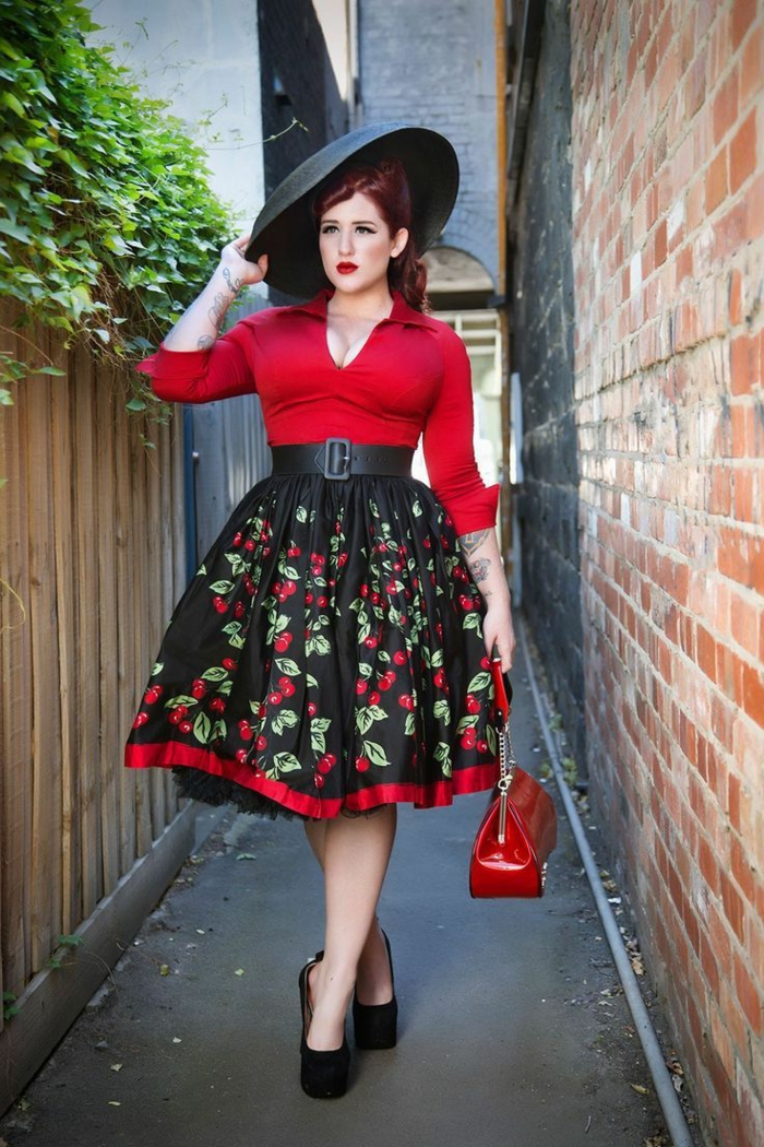 vetement annee 50, femme vintage, jupe floral avec jupon, chapeau noir, blouse rouge
