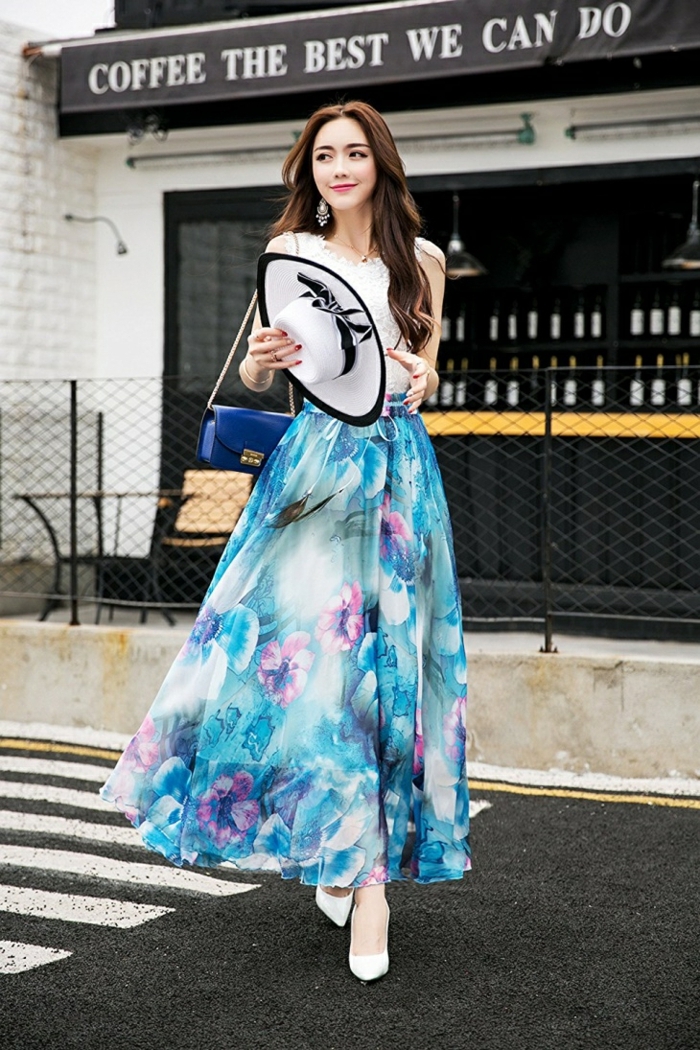 tenue de femme moderne, jupe taille haute évasée, motifs floraux, pochette bleue