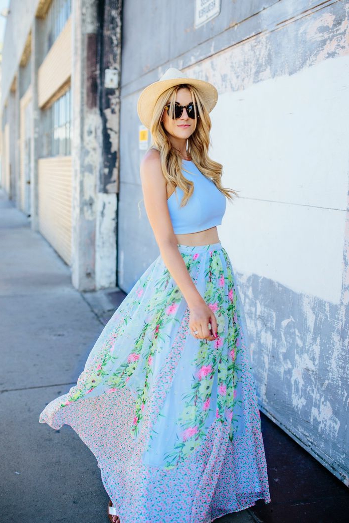 top bleu, jupe taille haute évasée à magnifiques motifs floraux, chapeau d'été 
