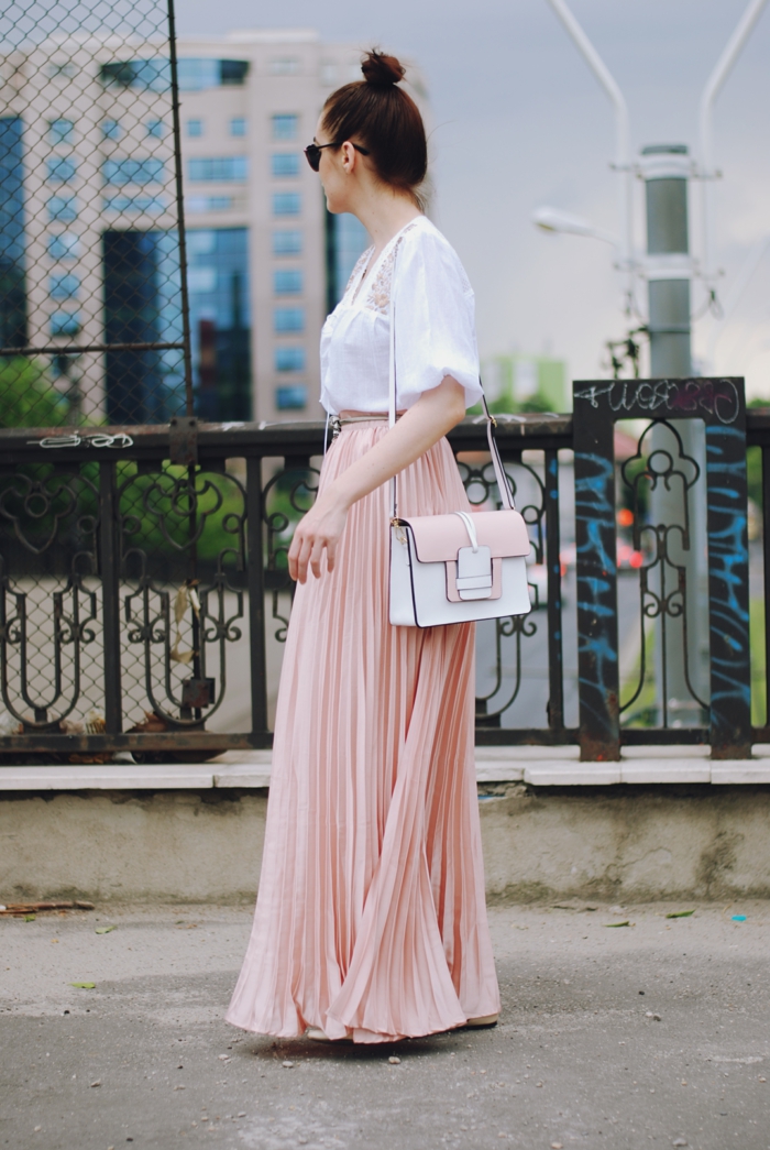 jupe logue taille haute, jupe en couleur rose, sac blanc satchel, chemise blanche