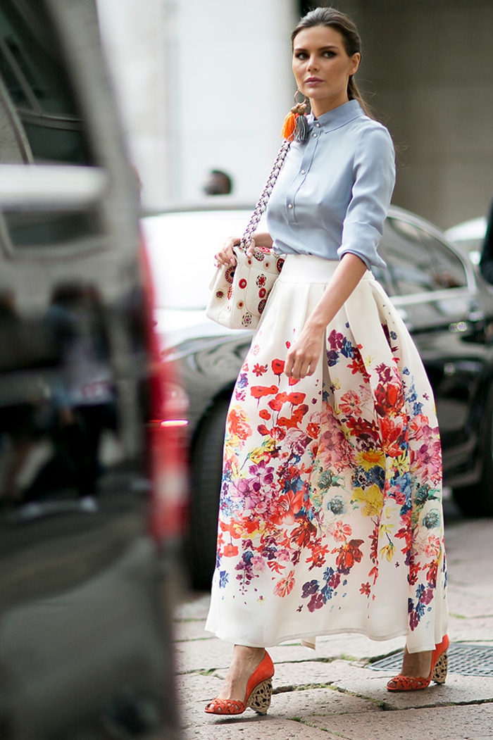 jupe taille haute évasée, prints floraux, chemise denim stylée, sac aux imprimés floraux