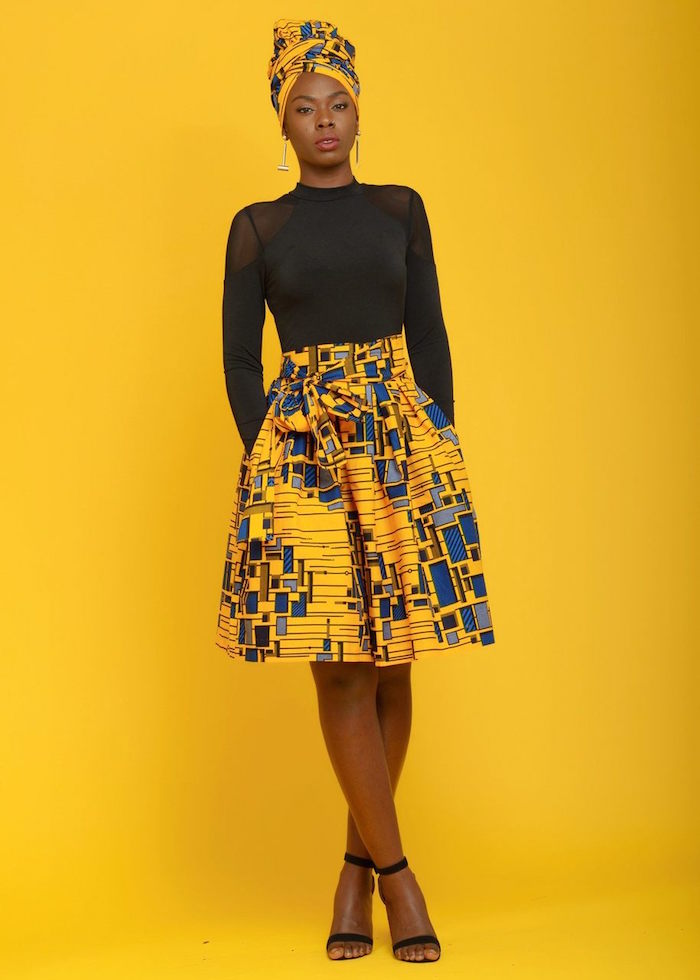 modele de jupe africaine mi longue aux genoux jaune et bleu avec haut noir