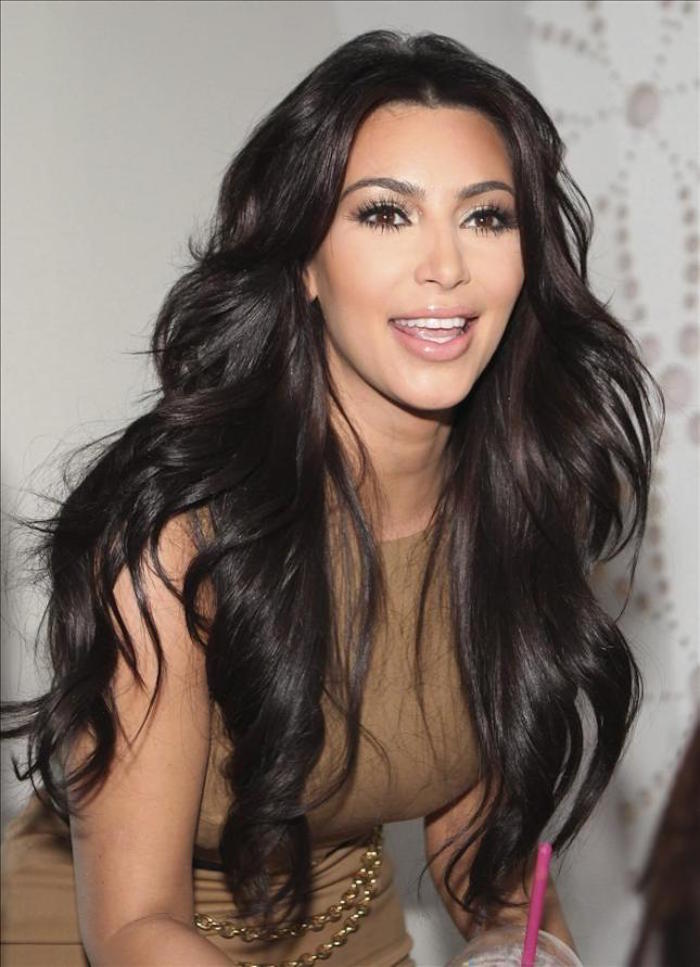 photo de kim kardashian brune cheveux longs foncés effet glacé brillant