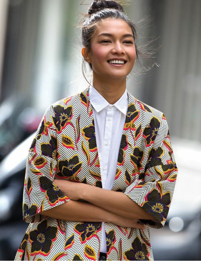 une veste kimono à motifs wax et chevrons associée à une chemise blanche pour un look ethnique chic au printemps 