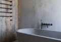 Salle de bain en béton ciré – brut de paume
