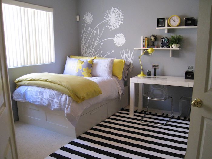 Idee amenagement petite chambre ado, idees comment aménager une petite chambre, peinture de mur avec fleurs, tapis rayé noir et blanc