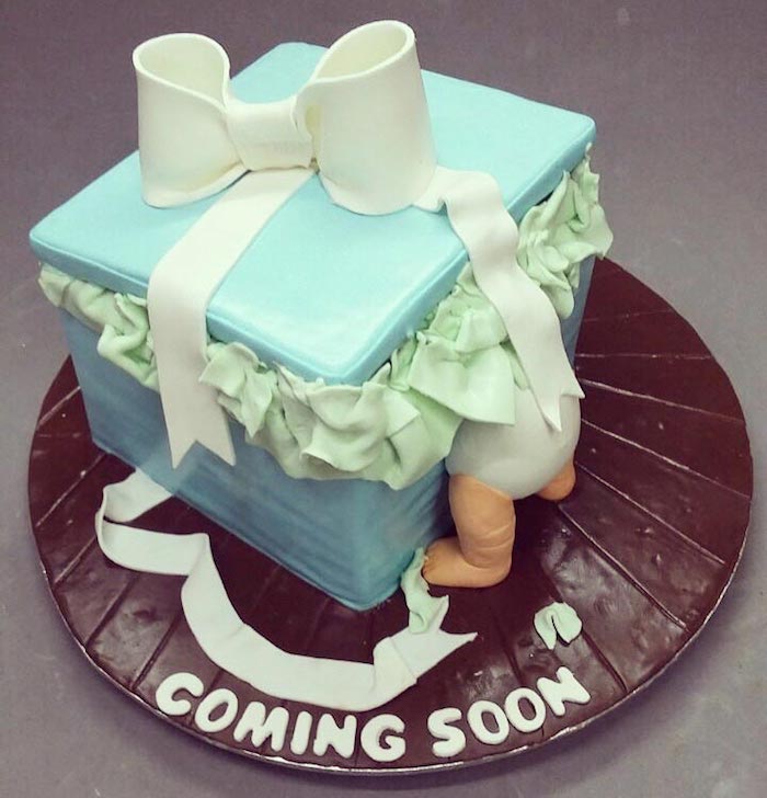 Gâteau à la forme de cadeau baby shower bébé dans une boite en fondant bleu