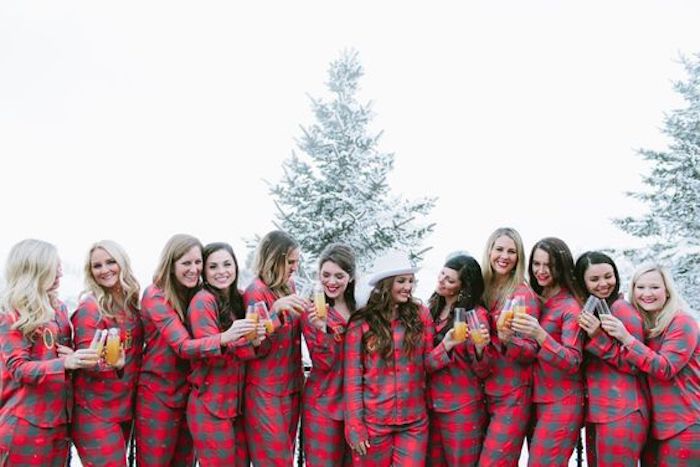 Idées enterrement de vie de jeune fille pas cher organisation evjf photo en hiver filles marching pyjamas