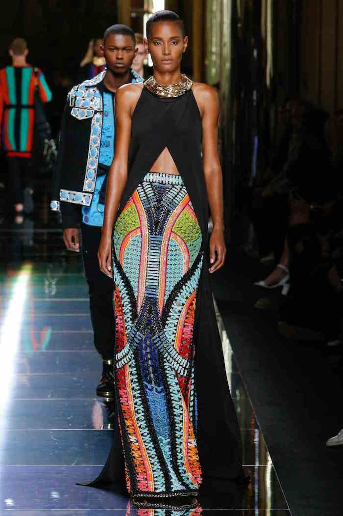 défilé de jupe crayon africaine multicolore motif imprimé wax ankara