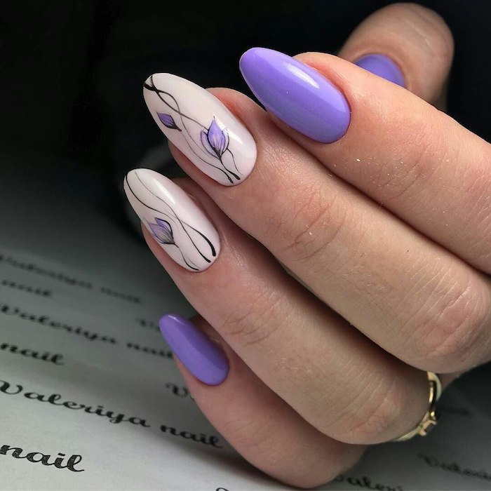 Modele ongle gel 2018 à la couleur violet, dessin fleur douce, modele ongle nail art, deco ongle facile blanc et violet