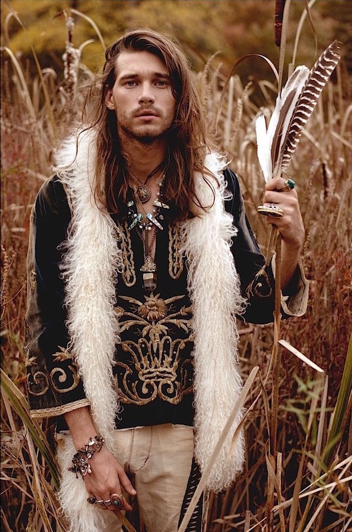 look boheme homme hippie chic avec veste echarpe et cheveux longs style retro 