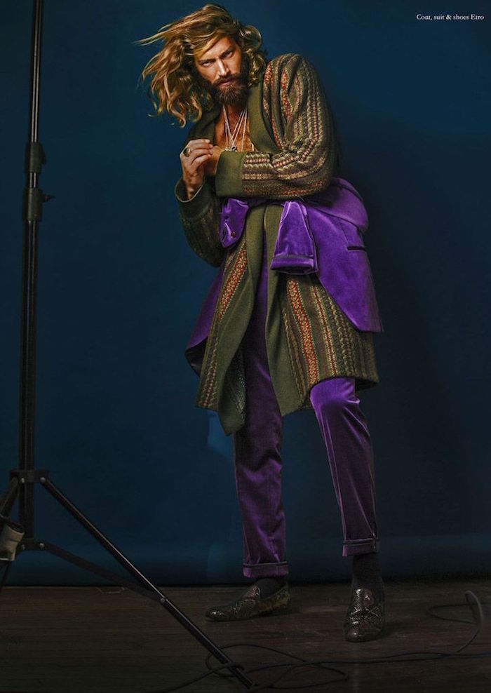tenue boheme hippie retro pour homme blond cheveux longs avec costume en velours violet 