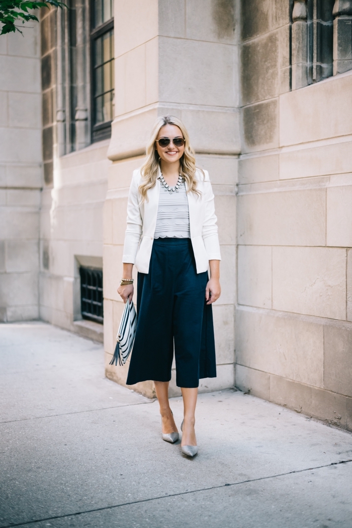 vision smart casual pour femme en pantacourt femme bleu foncé combiné avec blazer blanc et chaussures gris clair