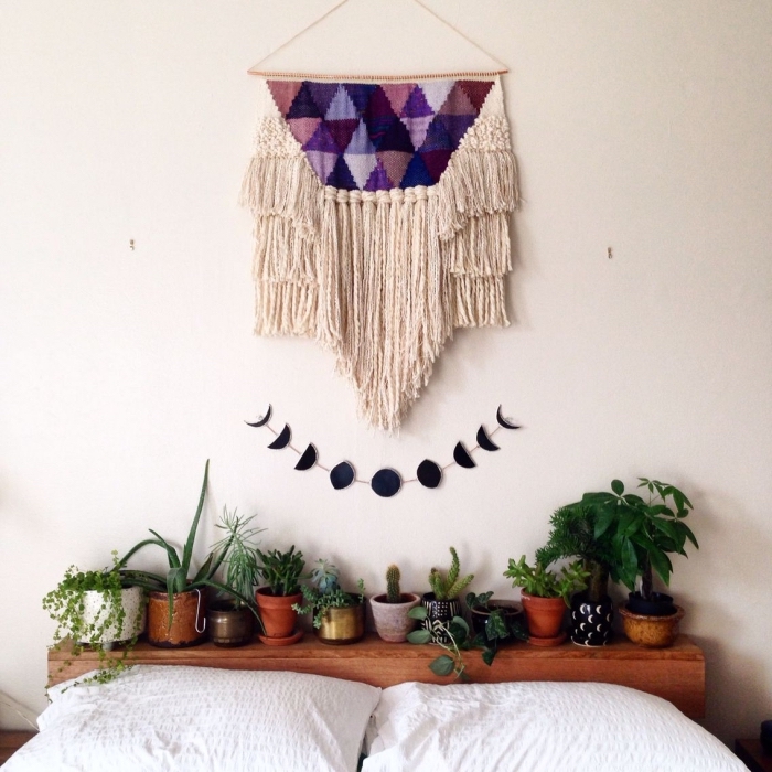 modèle de diy macramé beige avec décoration en violet et rose aux motifs triangulaires, déco tête de lit avec cactus et plantes vertes