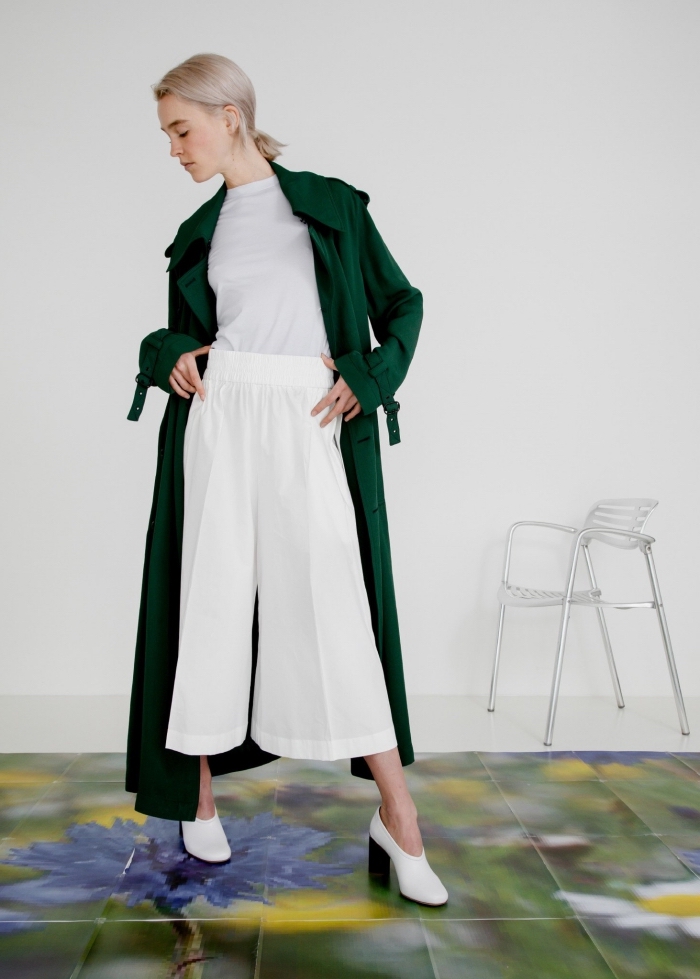 exemple de pantalon fluide de longueur au-dessus de cheville combiné avec top blanc et manteau long de couleur vert foncé