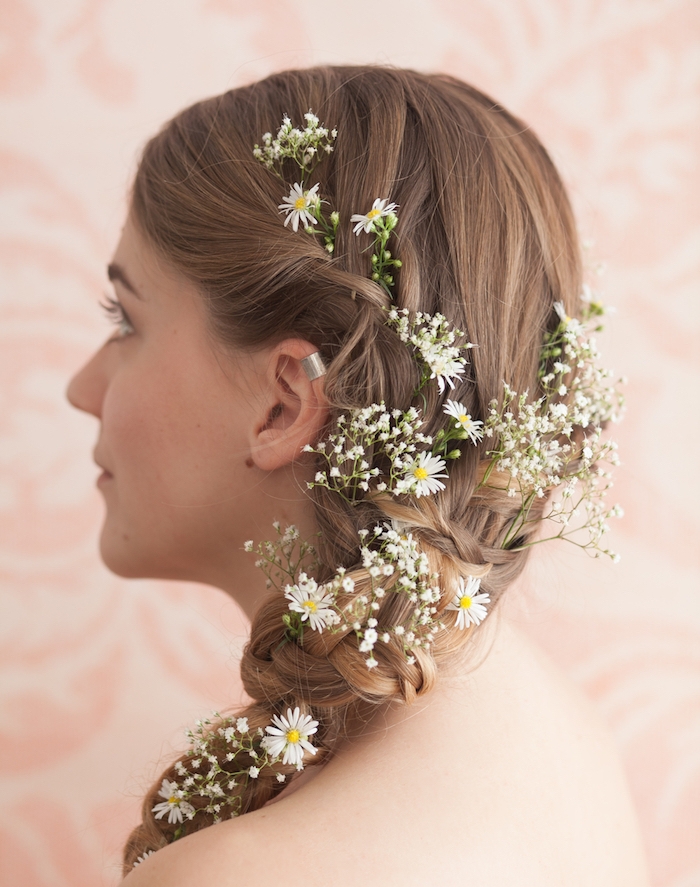 coiffure de mariée tresse sur le coté, décorée de petites fleurs blanches, tresse sophistiquée