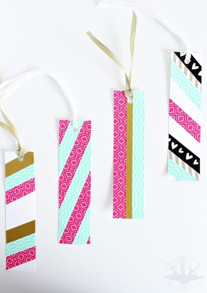 comment faire un marque page diy en bandes de carton décorées de bandes de washi tape colorées et attaches en ruban, cadeau pour sa meilleure amie