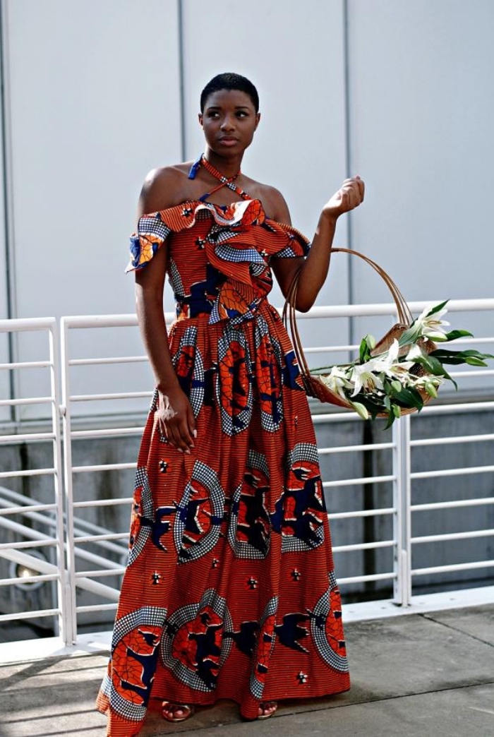 une robe africaine moderne de style bohème, aux épaules dénudées et bretelles croisées, qui met en valeur la silhouette féminine