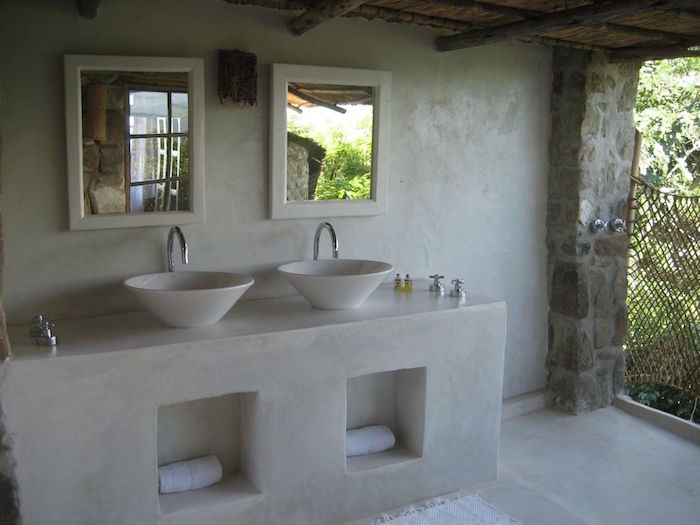 exemple de meuble salle de bain beton comme support lavabo et murs en ciment 
