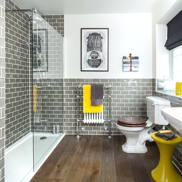 exemple salle de bain gris et blanc avec carrelage design briques grises et plancher bois foncé, déco avec accessoires jaune